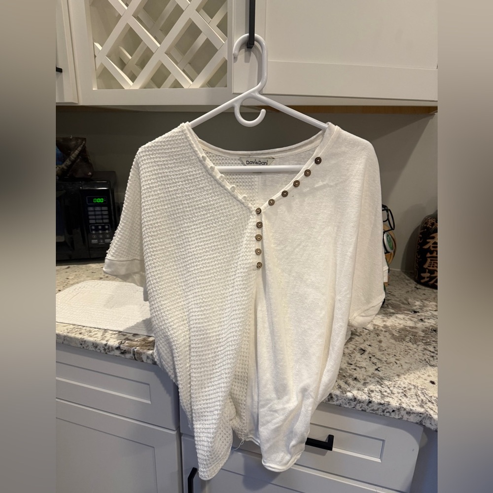DAVI & DANI Off-White Textured Button Blouse